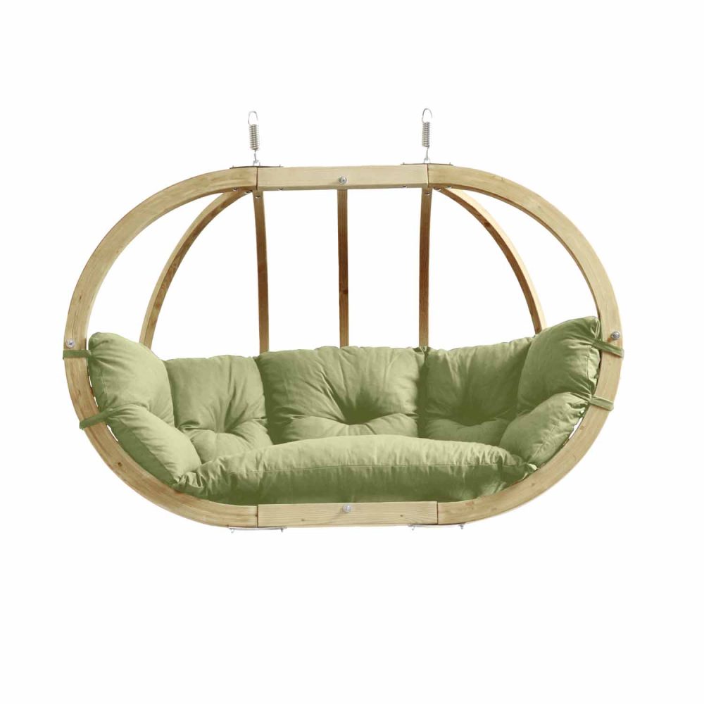 Oval bred hängstol i trä med tjocka dynor i ljust olivgrön