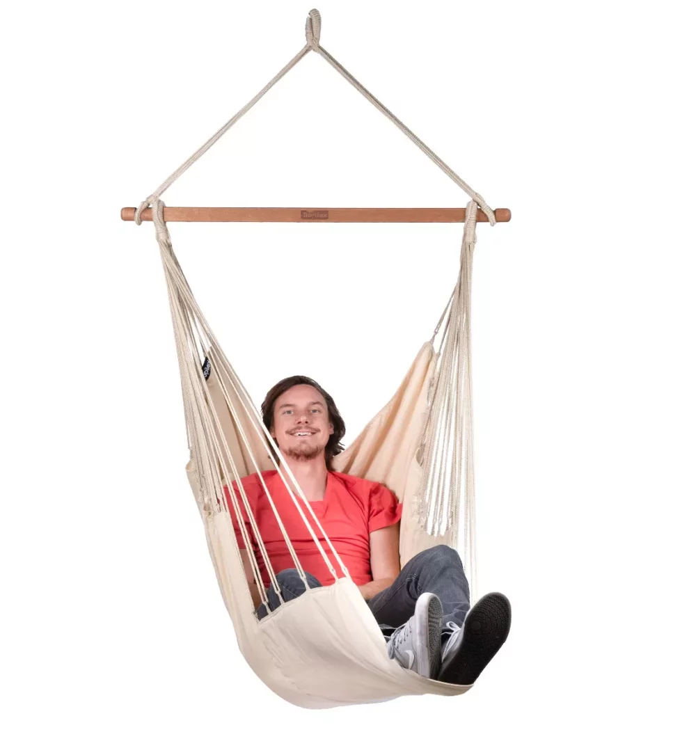 Leende man som vilar i hängstol