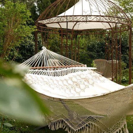 Amazonas Palacio Boho hängmatta i trädgården framför en pavillion